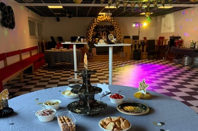 Miniature Location salle Gémenos (Bouches-du-Rhône) - La Terrasse du Garlaban #4 Terrasse extérieure couverte avec tables et chaises en osier, éclairée par des lumières suspendues, de nuit.