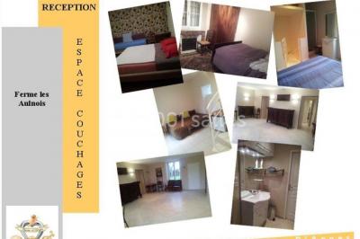 Deux réfrigérateurs professionnels vides dans une pièce carrelée avec une table en inox au premier plan.