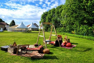 Deux réfrigérateurs professionnels vides dans une pièce carrelée avec une table en inox au premier plan.