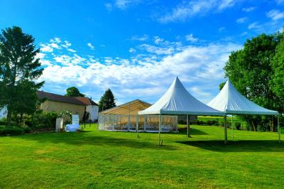 Deux réfrigérateurs professionnels vides dans une pièce carrelée avec une table en inox au premier plan.