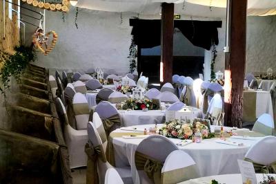 Deux réfrigérateurs professionnels vides dans une pièce carrelée avec une table en inox au premier plan.