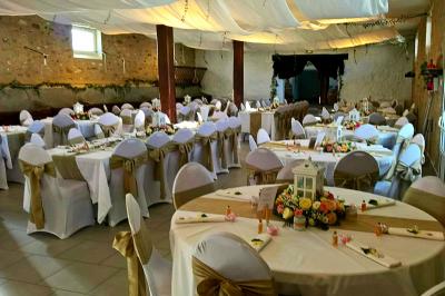 Deux réfrigérateurs professionnels vides dans une pièce carrelée avec une table en inox au premier plan.