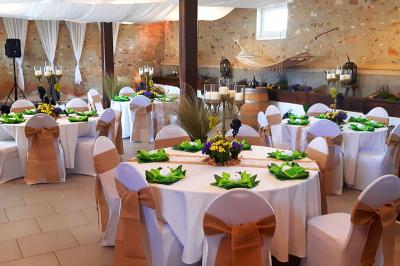 Deux réfrigérateurs professionnels vides dans une pièce carrelée avec une table en inox au premier plan.