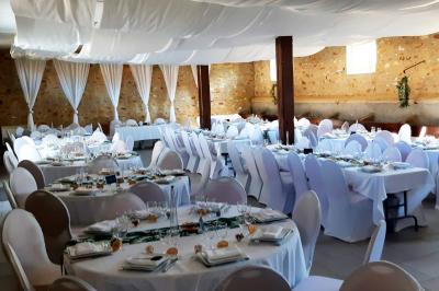 Deux réfrigérateurs professionnels vides dans une pièce carrelée avec une table en inox au premier plan.