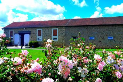 Deux réfrigérateurs professionnels vides dans une pièce carrelée avec une table en inox au premier plan.