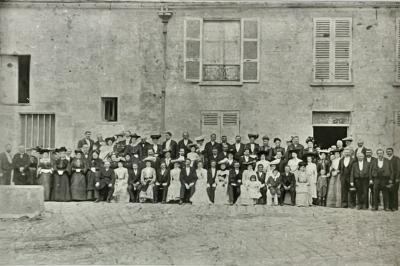 Deux réfrigérateurs professionnels vides dans une pièce carrelée avec une table en inox au premier plan.