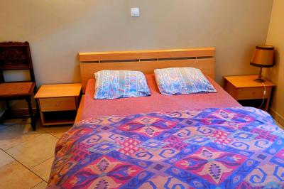 Deux réfrigérateurs professionnels vides dans une pièce carrelée avec une table en inox au premier plan.