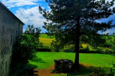 Deux réfrigérateurs professionnels vides dans une pièce carrelée avec une table en inox au premier plan.