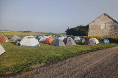 Deux réfrigérateurs professionnels vides dans une pièce carrelée avec une table en inox au premier plan.