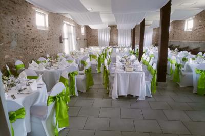 Deux réfrigérateurs professionnels vides dans une pièce carrelée avec une table en inox au premier plan.