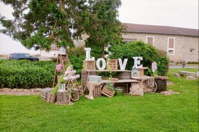 Deux réfrigérateurs professionnels vides dans une pièce carrelée avec une table en inox au premier plan.
