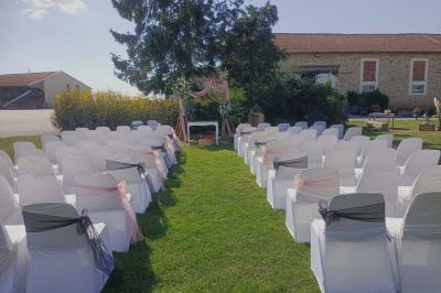 Deux réfrigérateurs professionnels vides dans une pièce carrelée avec une table en inox au premier plan.