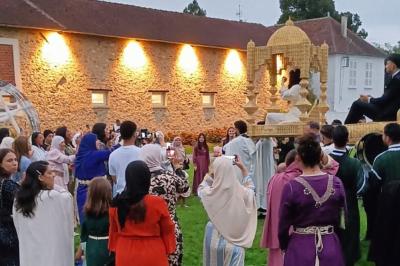 Deux réfrigérateurs professionnels vides dans une pièce carrelée avec une table en inox au premier plan.