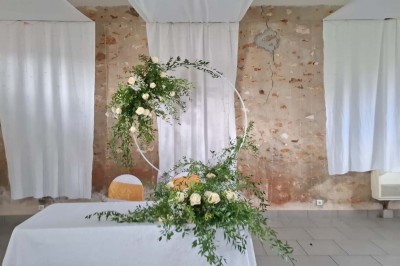 Deux réfrigérateurs professionnels vides dans une pièce carrelée avec une table en inox au premier plan.