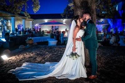 Miniature Location salle Coudoux (Bouches-du-Rhône) - Château Saint Hilaire #2 Un couple en tenue de mariage s'enlace dans un champ entouré d'oliviers sous une lumière douce.