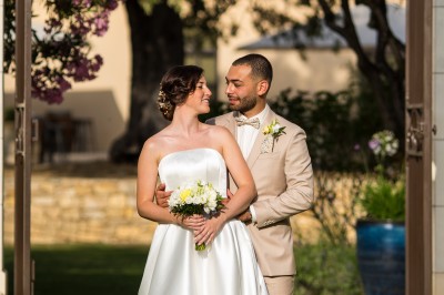Miniature Location salle Coudoux (Bouches-du-Rhône) - Château Saint Hilaire #3 Un couple en tenue de mariage s'enlace dans un champ entouré d'oliviers sous une lumière douce.