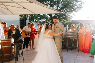 Miniature Location salle Coudoux (Bouches-du-Rhône) - Château Saint Hilaire #5 Un couple en tenue de mariage s'enlace dans un champ entouré d'oliviers sous une lumière douce.