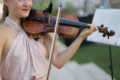 Miniature Location salle Coudoux (Bouches-du-Rhône) - Château Saint Hilaire #7 Un couple en tenue de mariage s'enlace dans un champ entouré d'oliviers sous une lumière douce.