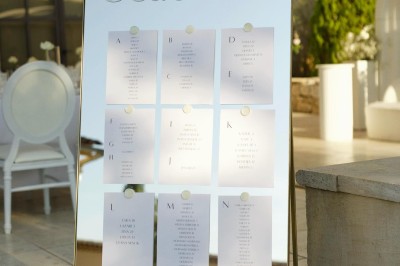 Miniature Location salle Coudoux (Bouches-du-Rhône) - Château Saint Hilaire #8 Un couple en tenue de mariage s'enlace dans un champ entouré d'oliviers sous une lumière douce.