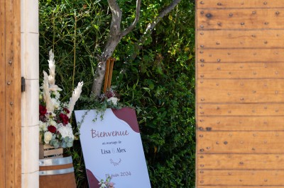 Miniature Location salle Coudoux (Bouches-du-Rhône) - Château Saint Hilaire #9 Un couple en tenue de mariage s'enlace dans un champ entouré d'oliviers sous une lumière douce.
