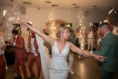 Miniature Location salle Coudoux (Bouches-du-Rhône) - Château Saint Hilaire #11 Un couple en tenue de mariage s'enlace dans un champ entouré d'oliviers sous une lumière douce.