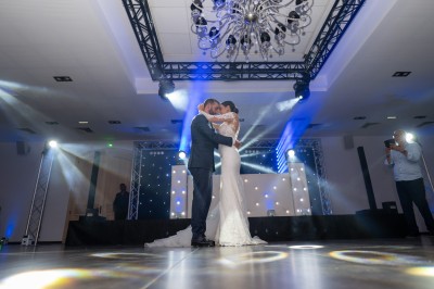 Miniature Location salle Coudoux (Bouches-du-Rhône) - Château Saint Hilaire #12 Un couple en tenue de mariage s'enlace dans un champ entouré d'oliviers sous une lumière douce.