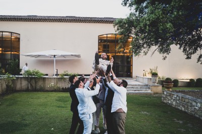 Miniature Location salle Coudoux (Bouches-du-Rhône) - Château Saint Hilaire #14 Un couple en tenue de mariage s'enlace dans un champ entouré d'oliviers sous une lumière douce.