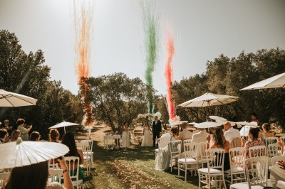 Miniature Location salle Coudoux (Bouches-du-Rhône) - Château Saint Hilaire #16 Un couple en tenue de mariage s'enlace dans un champ entouré d'oliviers sous une lumière douce.
