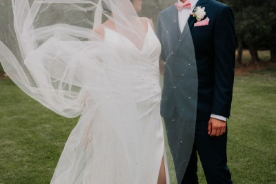 Miniature Location salle Coudoux (Bouches-du-Rhône) - Château Saint Hilaire #21 Un couple en tenue de mariage s'enlace dans un champ entouré d'oliviers sous une lumière douce.