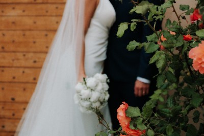 Miniature Location salle Coudoux (Bouches-du-Rhône) - Château Saint Hilaire #22 Un couple en tenue de mariage s'enlace dans un champ entouré d'oliviers sous une lumière douce.