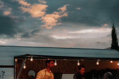 Miniature Location salle Coudoux (Bouches-du-Rhône) - Château Saint Hilaire #23 Un couple en tenue de mariage s'enlace dans un champ entouré d'oliviers sous une lumière douce.