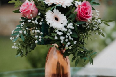 Miniature Location salle Coudoux (Bouches-du-Rhône) - Château Saint Hilaire #24 Un couple en tenue de mariage s'enlace dans un champ entouré d'oliviers sous une lumière douce.