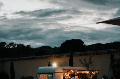 Miniature Location salle Coudoux (Bouches-du-Rhône) - Château Saint Hilaire #25 Un couple en tenue de mariage s'enlace dans un champ entouré d'oliviers sous une lumière douce.