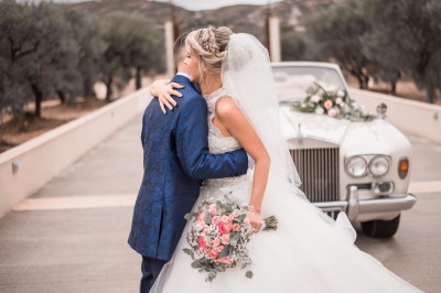 Miniature Location salle Coudoux (Bouches-du-Rhône) - Château Saint Hilaire #30 Un couple en tenue de mariage s'enlace dans un champ entouré d'oliviers sous une lumière douce.