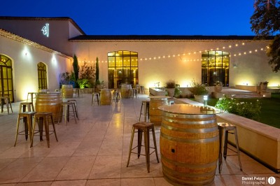 Miniature Location salle Coudoux (Bouches-du-Rhône) - Château Saint Hilaire #35 Un couple en tenue de mariage s'enlace dans un champ entouré d'oliviers sous une lumière douce.