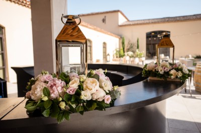 Miniature Location salle Coudoux (Bouches-du-Rhône) - Château Saint Hilaire #37 Un couple en tenue de mariage s'enlace dans un champ entouré d'oliviers sous une lumière douce.