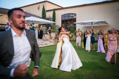 Miniature Location salle Coudoux (Bouches-du-Rhône) - Château Saint Hilaire #40 Un couple en tenue de mariage s'enlace dans un champ entouré d'oliviers sous une lumière douce.