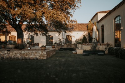Miniature Location salle Coudoux (Bouches-du-Rhône) - Château Saint Hilaire #43 Un couple en tenue de mariage s'enlace dans un champ entouré d'oliviers sous une lumière douce.