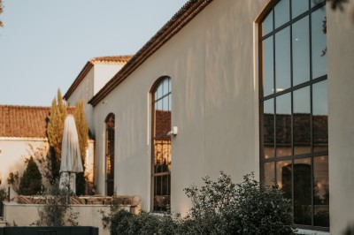 Miniature Location salle Coudoux (Bouches-du-Rhône) - Château Saint Hilaire #44 Un couple en tenue de mariage s'enlace dans un champ entouré d'oliviers sous une lumière douce.