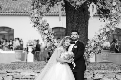 Miniature Location salle Coudoux (Bouches-du-Rhône) - Château Saint Hilaire #46 Un couple en tenue de mariage s'enlace dans un champ entouré d'oliviers sous une lumière douce.