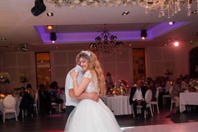 Miniature Location salle Coudoux (Bouches-du-Rhône) - Château Saint Hilaire #47 Un couple en tenue de mariage s'enlace dans un champ entouré d'oliviers sous une lumière douce.