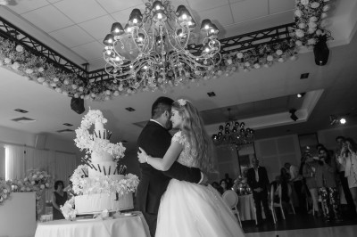 Miniature Location salle Coudoux (Bouches-du-Rhône) - Château Saint Hilaire #48 Un couple en tenue de mariage s'enlace dans un champ entouré d'oliviers sous une lumière douce.