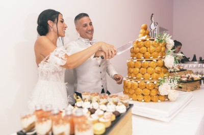 Miniature Location salle Coudoux (Bouches-du-Rhône) - Château Saint Hilaire #50 Un couple en tenue de mariage s'enlace dans un champ entouré d'oliviers sous une lumière douce.