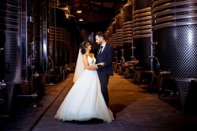 Miniature Location salle Coudoux (Bouches-du-Rhône) - Château Saint Hilaire #54 Un couple en tenue de mariage s'enlace dans un champ entouré d'oliviers sous une lumière douce.