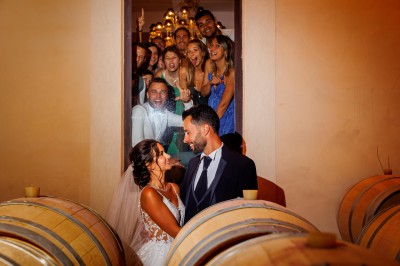 Miniature Location salle Coudoux (Bouches-du-Rhône) - Château Saint Hilaire #58 Un couple en tenue de mariage s'enlace dans un champ entouré d'oliviers sous une lumière douce.