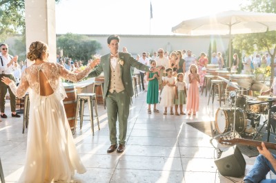 Miniature Location salle Coudoux (Bouches-du-Rhône) - Château Saint Hilaire #61 Un couple en tenue de mariage s'enlace dans un champ entouré d'oliviers sous une lumière douce.