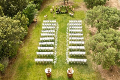 Miniature Location salle Coudoux (Bouches-du-Rhône) - Château Saint Hilaire #65 Un couple en tenue de mariage s'enlace dans un champ entouré d'oliviers sous une lumière douce.