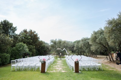 Miniature Location salle Coudoux (Bouches-du-Rhône) - Château Saint Hilaire #72 Un couple en tenue de mariage s'enlace dans un champ entouré d'oliviers sous une lumière douce.