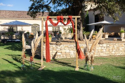Miniature Location salle Coudoux (Bouches-du-Rhône) - Château Saint Hilaire #73 Un couple en tenue de mariage s'enlace dans un champ entouré d'oliviers sous une lumière douce.
