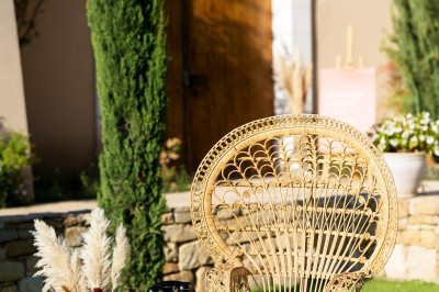 Miniature Location salle Coudoux (Bouches-du-Rhône) - Château Saint Hilaire #74 Un couple en tenue de mariage s'enlace dans un champ entouré d'oliviers sous une lumière douce.